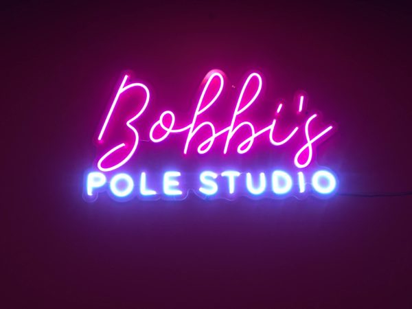 Bobbi's pole studioのネオンサイン