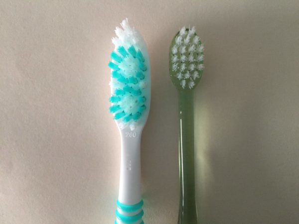 オーストラリアの歯ブラシと日本の歯ブラシのブラシ部分を比較した写真