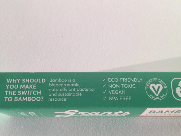 エコフレンドリー、非毒性、ヴィーガン認定、BPAフリーと記載された歯ブラシのパッケージ