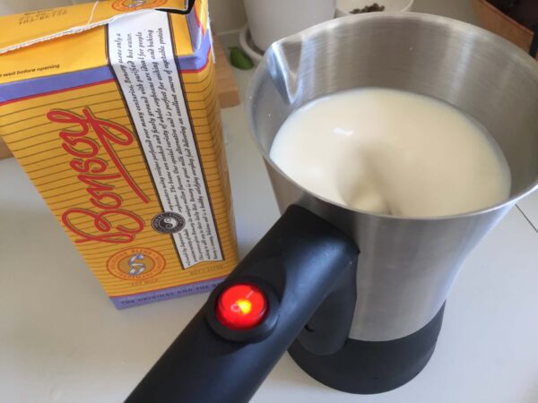 ミルクフローサーを使って豆乳を泡立てている様子