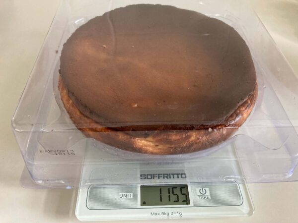 Woolworthsのバスクチーズケーキの重さを測っている様子